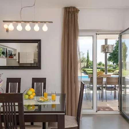 Vila Lounge Kapelana With Private Pool, Basketball, Volleyball & Football