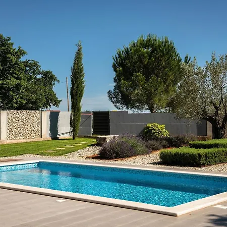 Lounge Kapelana With Private Pool, Basketball, Volleyball & Football