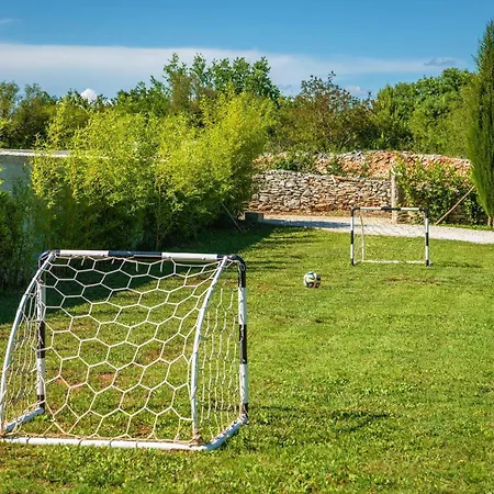 Vila Lounge Kapelana With Private Pool, Basketball, Volleyball & Football