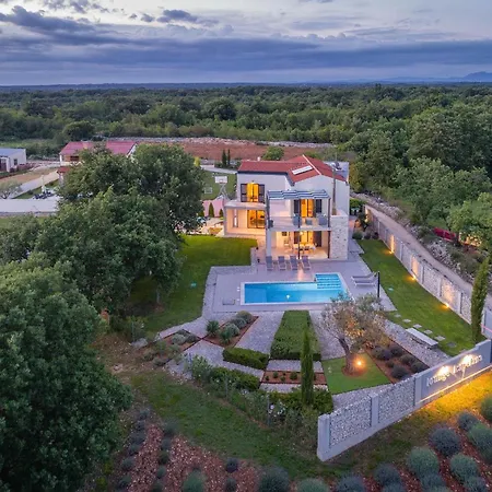 Lounge Kapelana With Private Pool, Basketball, Volleyball & Football Villa *