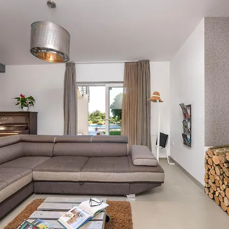 Lounge Kapelana With Private Pool, Basketball, Volleyball & Football Villa *