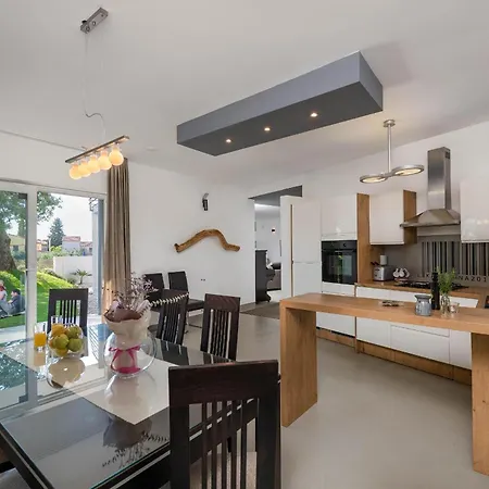 Villa Lounge Kapelana With Private Pool, Basketball, Volleyball & Football