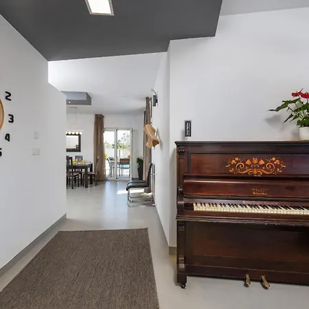 Lounge Kapelana With Private Pool, Basketball, Volleyball & Football Villa Juršići