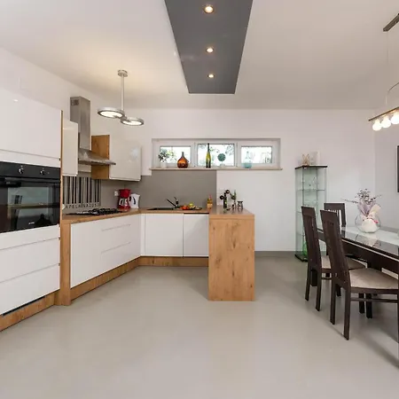 Villa Lounge Kapelana With Private Pool, Basketball, Volleyball & Football