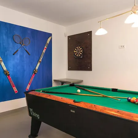 Lounge Kapelana With Private Pool, Basketball, Volleyball & Football Juršići