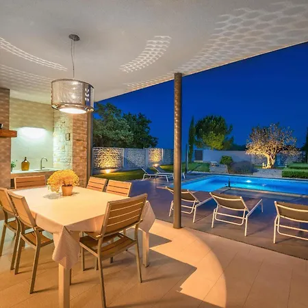 Lounge Kapelana With Private Pool, Basketball, Volleyball & Football *